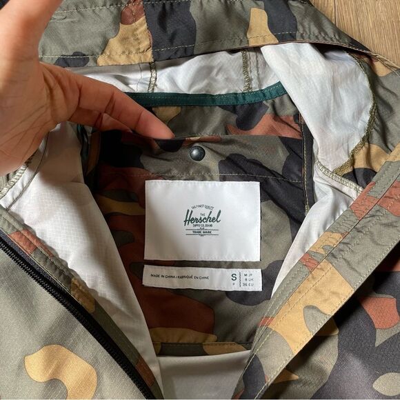 Herschel Supply Co. Camo Voyage Windbreaker Women 's Jacket (Size S) - Picture 6 of 12